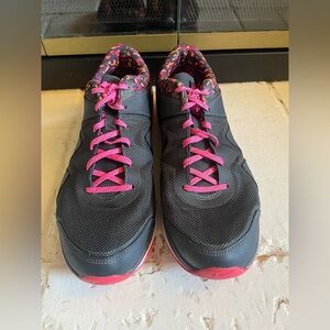 Nike Sculpt TR 2 Sz 9.5 Black and Pink Athletic Shoes